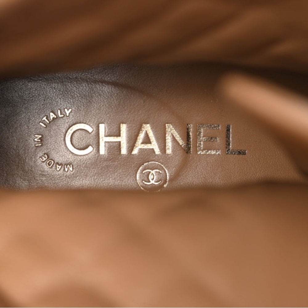 CHANEL
Lambskin Calfskin Quilted Lace Up Combat Boots 39.5 Light Brown - Picture 6 of 12